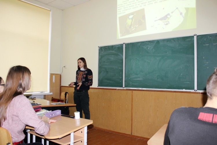 Луцьким восьмикласникам розповіли, яким салом годувати волинських синичок (фото)