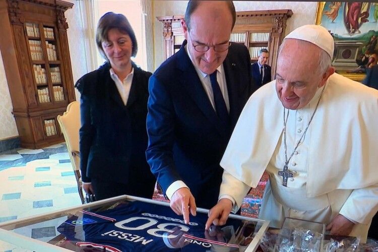 Ліонель Мессі подарував Папі Римському Франциску футболку зі своїм автографом