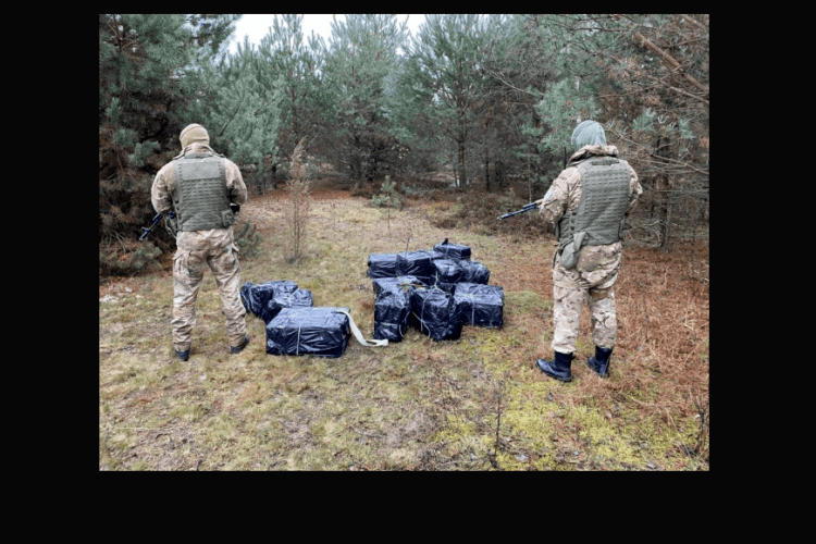На кордоні не все заміновано: контрабандисти з білорусі спокійно пронесли в Україну цигарки