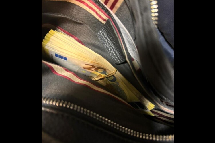 На Волині чоловік «зеленим коридором» намагався вивезти чималеньку суму