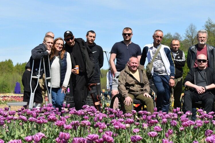 50 військових на тюльпановому полі: «Волинська Голландія» приймала захисників (Фото)