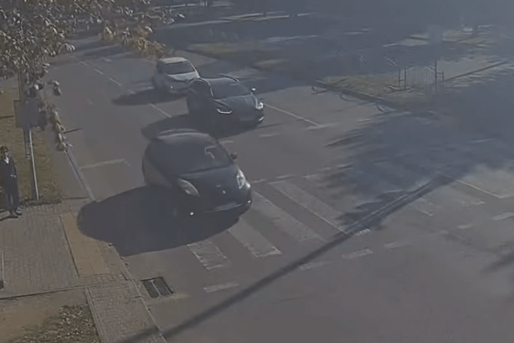 У Луцьку камери спіймали водія «Nissan», який проскочив на «червоний» (Відео)