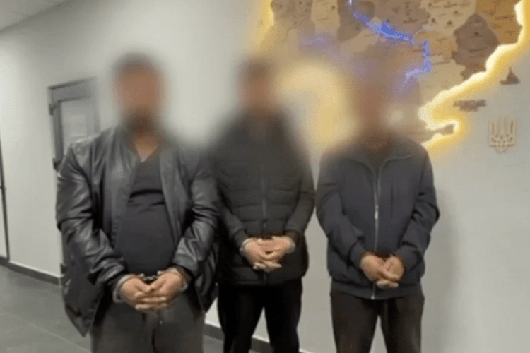 На Закарпатті затримали чоловіків, які з палицями напали на авто ТЦК (Відео)