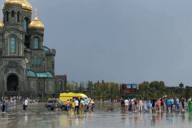 Бог не витримав: блискавка вдарила у росіян біля «храму збройних сил РФ»