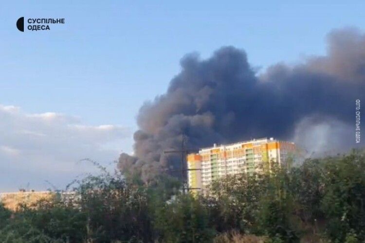 Удар по Одесі: на місці почалася велика пожежа