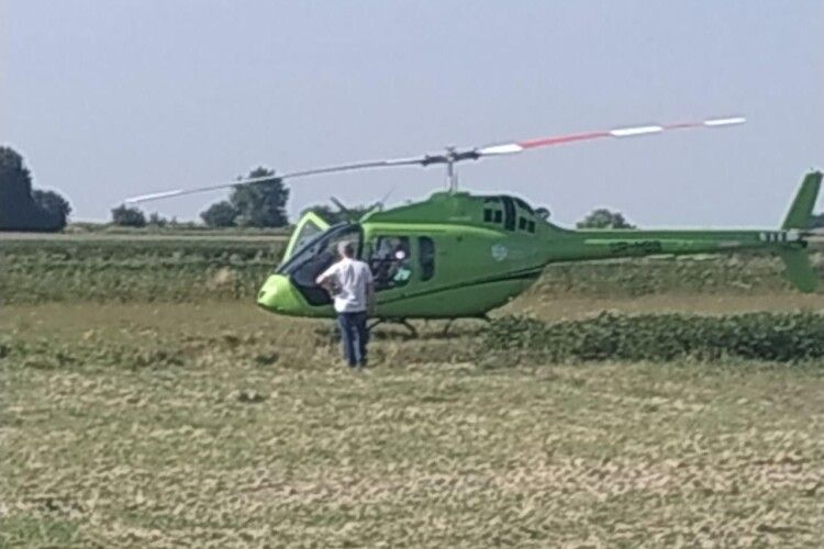 Чий вертоліт приземлився у полі біля Торчина (Фото)