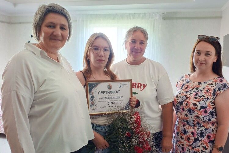 200 балів на НМТ: випускниці з Волині вручили сертифікат на 10 тисяч гривень