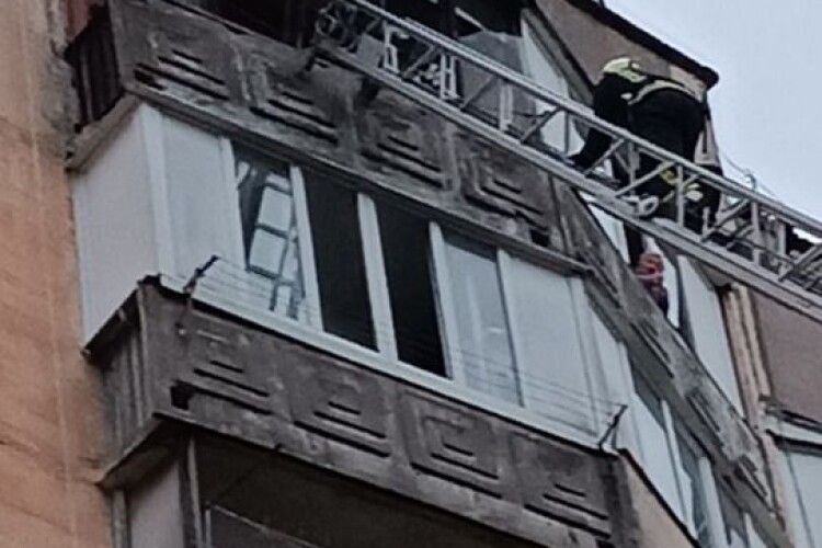 У Луцьку балконна рама мало не впала людям на голови з 9-го поверху