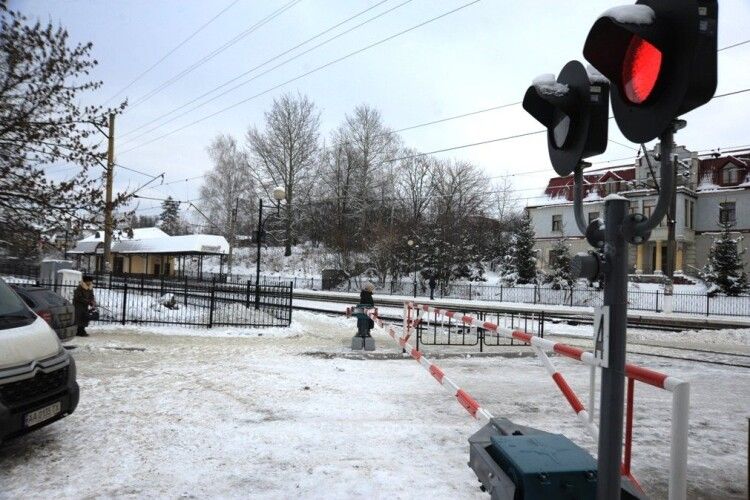 У місті на Волині попередили водіїв про можливі збої сигналізації на залізничних переїздах