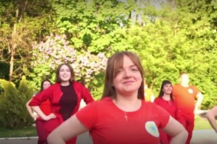 Рівненські медики «у червоному» станцювали символічний танець (Відео)