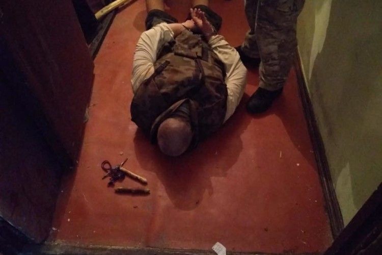У Києві затримали озброєного чоловіка, який захопив у заручники власних дітей