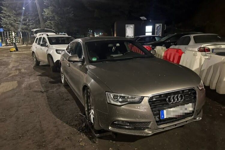 На Волинському кордоні затримали викрадену в Німеччині автівку