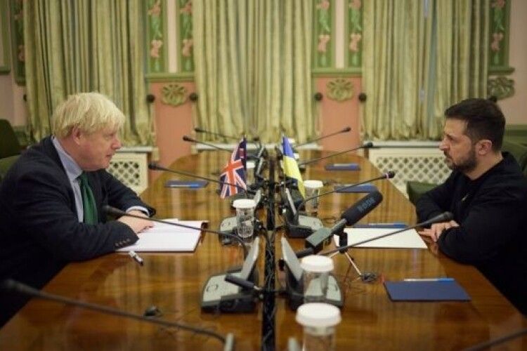 Зеленський з Джонсоном обговорили ситуацію на передовій та «саміт миру» 