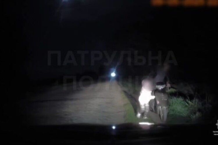 На Поліссі виявили п’яну водійку, яка везла дітей на скутері