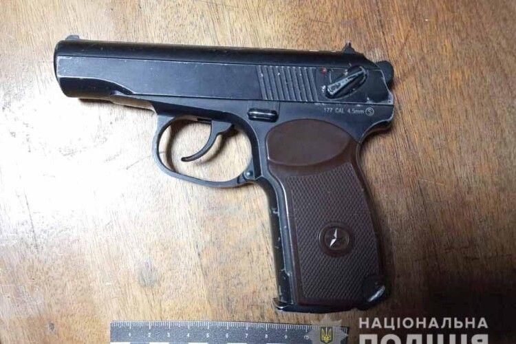 Озброєний пістолетом 43-річний дядько намагався пограбувати 15-літнього юнака