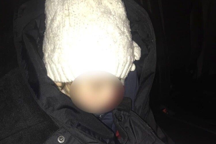 На Рівненщині знайшли вночі в сараї 9-річну дівчинку, яка не повернулася після уроків додому 