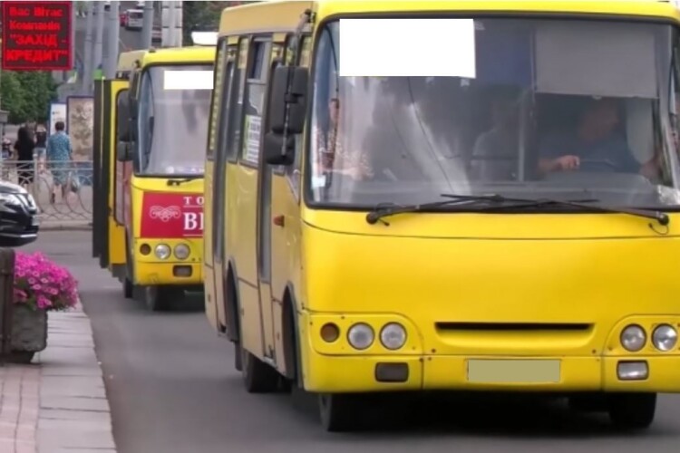 У Рівному на автобусній зупинці з'явилися антиукраїнські написи (Фото)