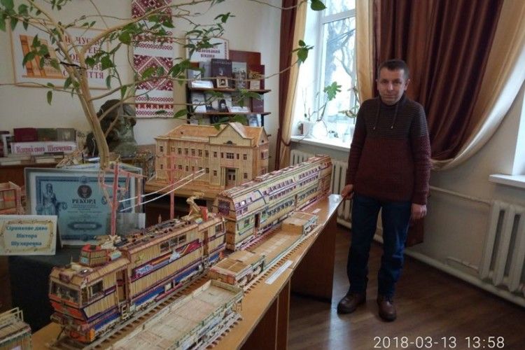 Українець виготовив деталізовану залізничну станцію із сірників