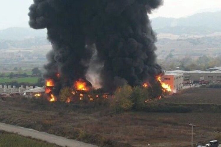 У Туреччині спалахнув хімічний завод