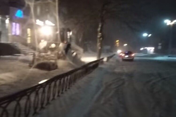 Через сильні снігопади в Нововолинську був ускладнений рух (Відео)