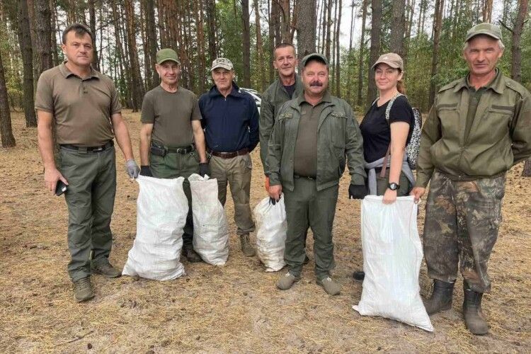 «На озері, де клює краще, як на Світязі», провели «суботник» зі збору сміття