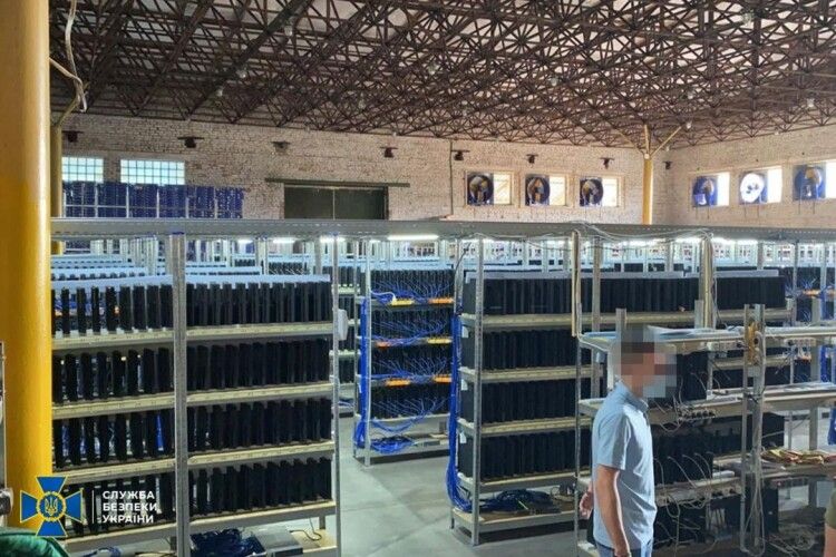 В Україні викрили найбільшу криптоферму – «майнили» на обленерго
