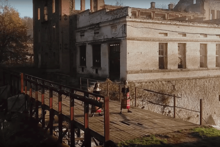 Степ на аварійному мосту: вінничанки вразили країну танцем біля старовинного млину