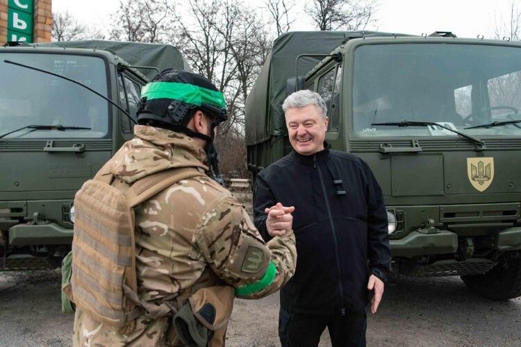 Стоять на Бахмутському напрямку: Порошенко на Донеччині передав у 23-й стрілецький батальйон DAFи та техніку