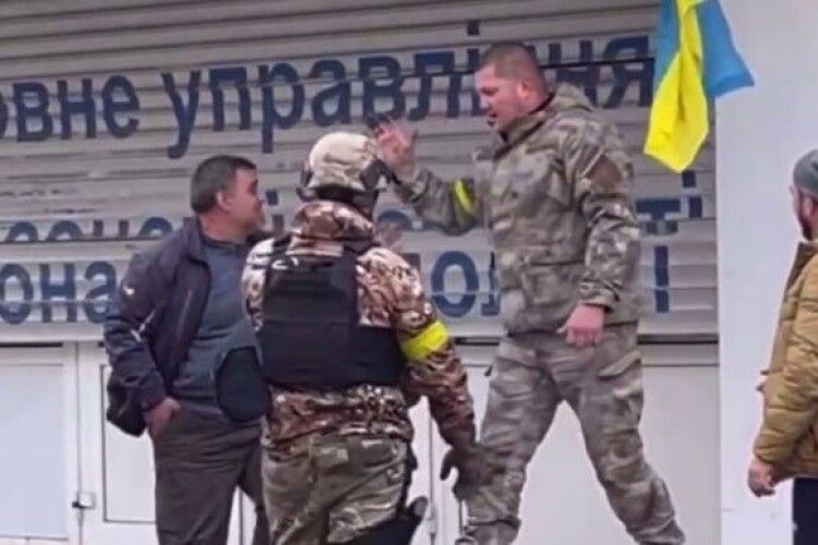 Українських військових зустрічають в Херсоні (Відео) 