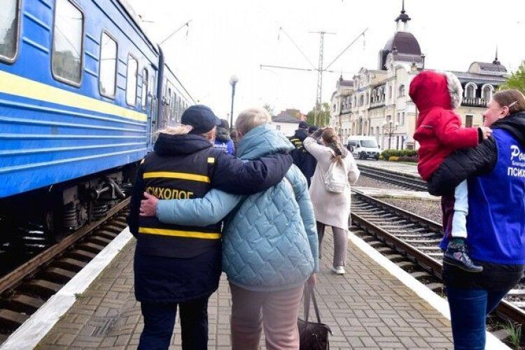 У Луцьку зустріли евакуаційний потяг з Харківщини