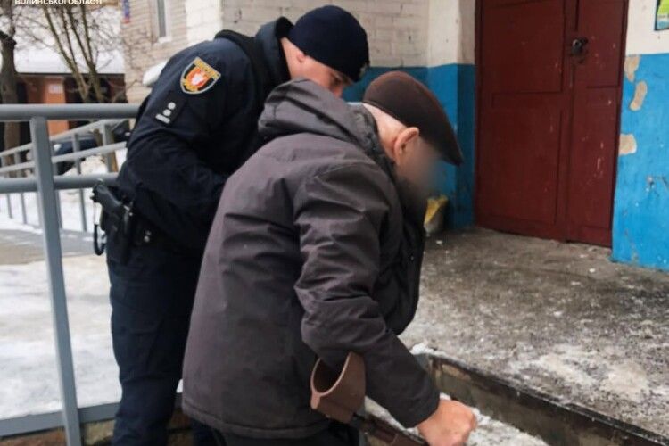 Волинські поліцейські допомогли дідусеві на милицях
