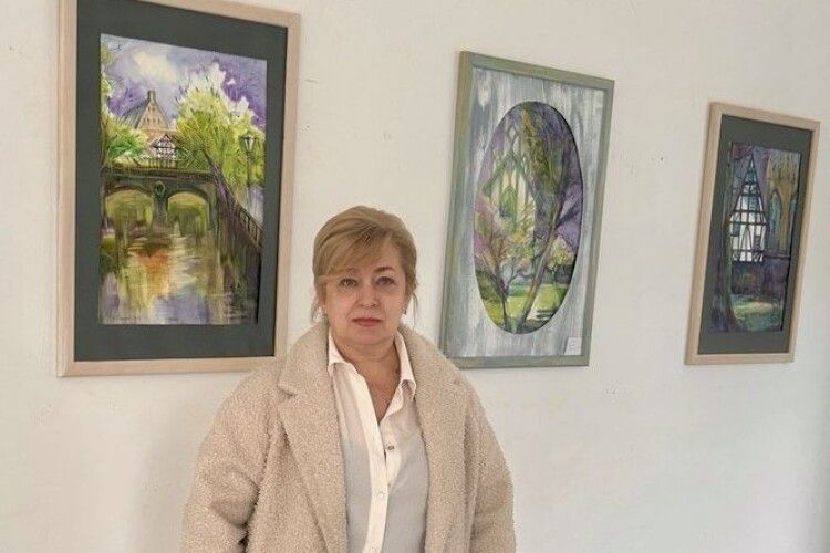 З’явилась й чорна фарба: відкрилась виставка картин знаної волинської художниці