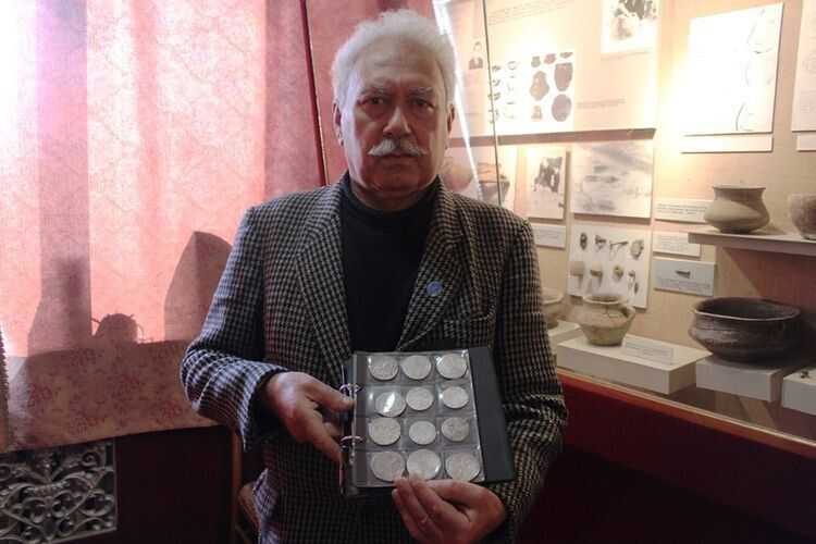 Любомльський краєзнавець подарував музею 98 срібних монет зі скарбу