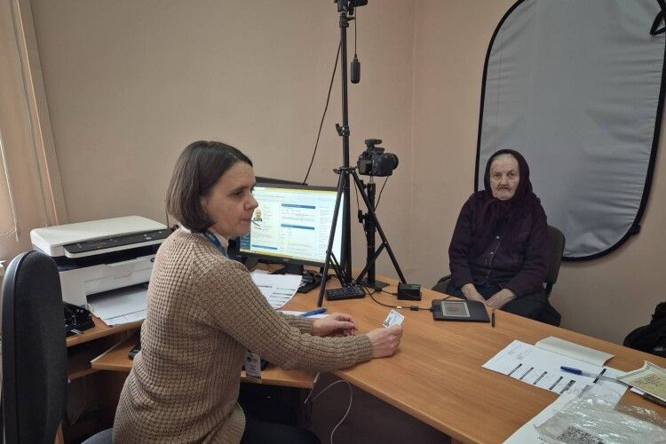 На Волині 87-річна пані стала власницею сучасного документа