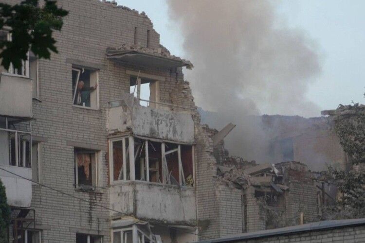 У Львові люди допомагають розбирати завали після ракетного удару по багатоповерхівці  