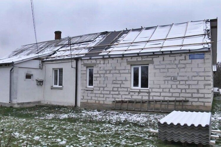 У Луцьку відновлюють дах в будинку, який зазнав найбільших руйнувань після ракетного удару