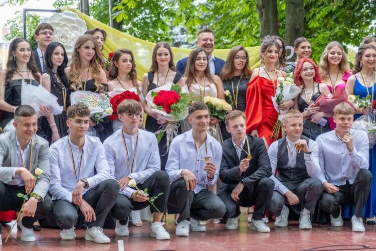 У Нововолинську привітали випускників-медалістів – їх 49