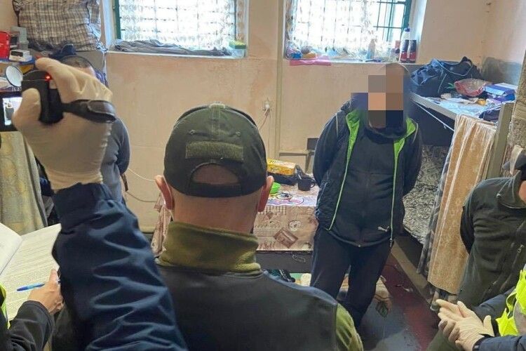 Гроші «летіли» в тюрму: на Житомирщині в'язень продавав неіснуюче прямо з-за ґрат