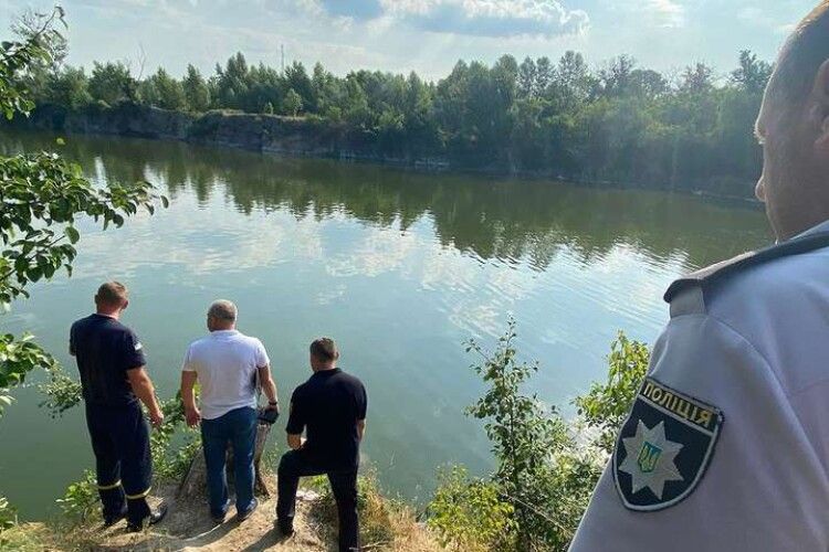 На дні озера рятувальники знайшли тіло восьмирічного хлопчика, який зник напередодні