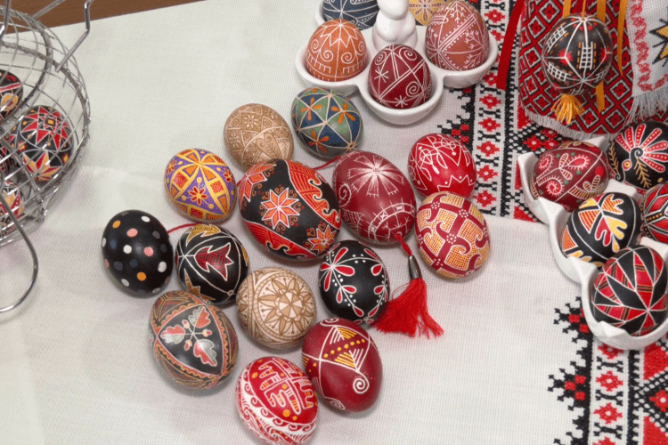 Від «сосонки» до «безкінечника»: як лучанка створює великодні яйця за давніми зразками