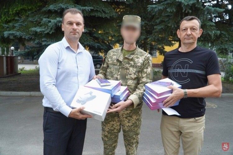 Мер Володимира передав військовим квадрокоптер, на який зібрали гроші у День міста