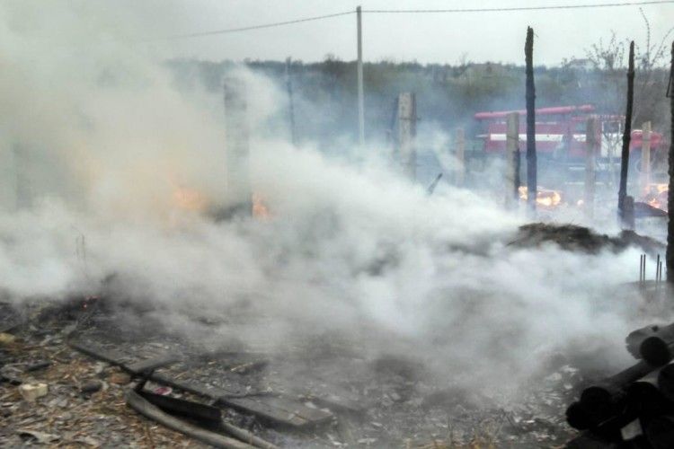 Через пожежу в господарчій будівлі могла згоріти хата