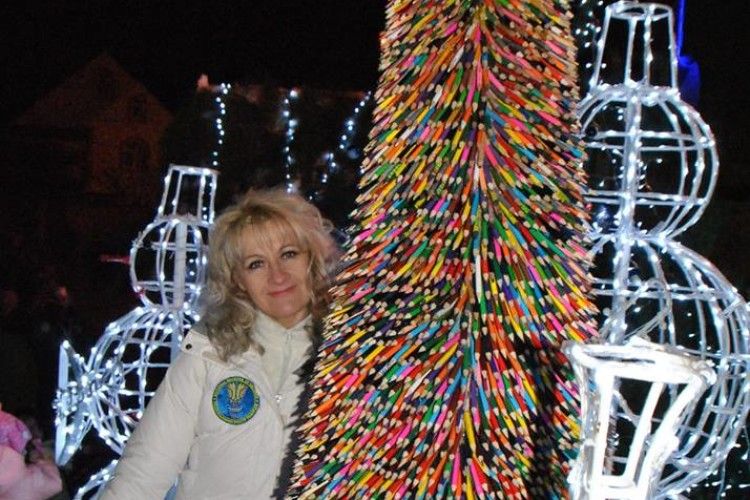  В Україні зібрали ялинку із 24 тисяч олівців