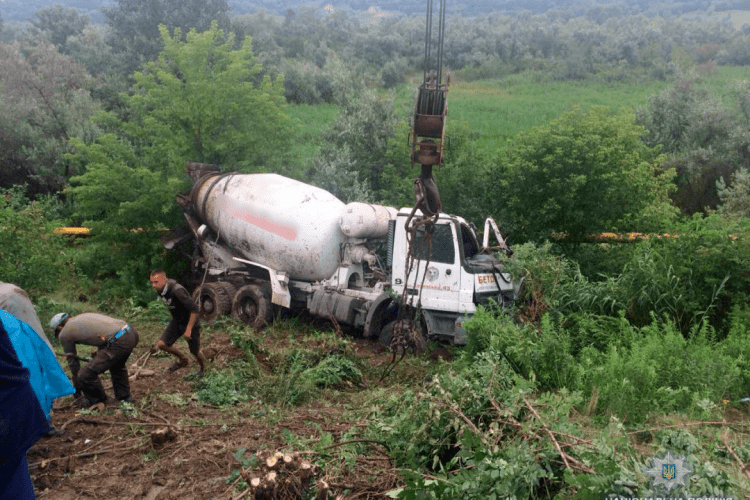 Смертельна ДТП: бетоновоз з’їхав у кювет