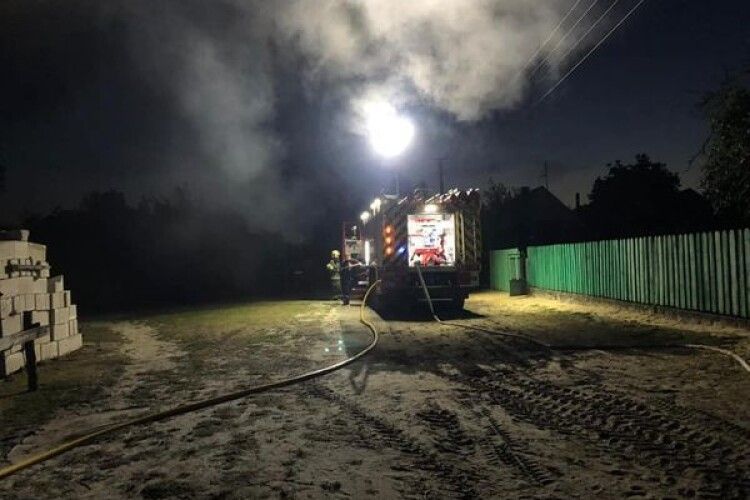 На Рівненщині вночі спалахнули тюки соломи (Фото)