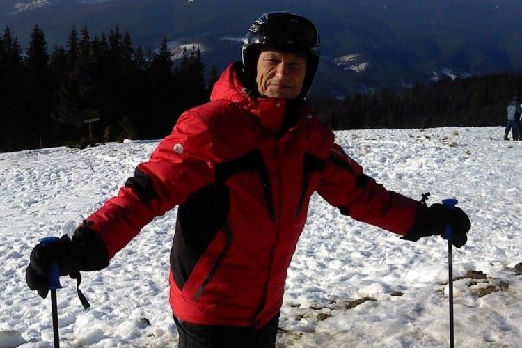 У свої 87 Євген Антропов мчить із гір на лижах