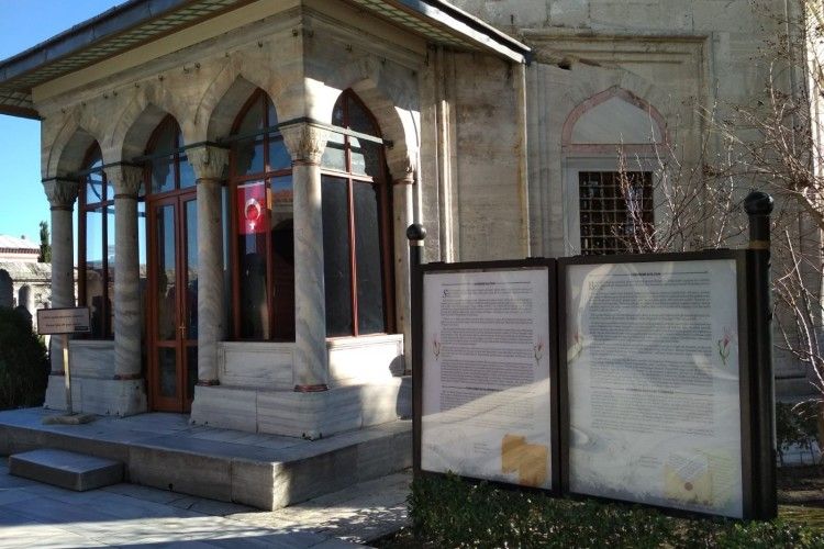 Біля усипальниці Роксолани у Стамбулі прибрали напис про її «російське» походження 