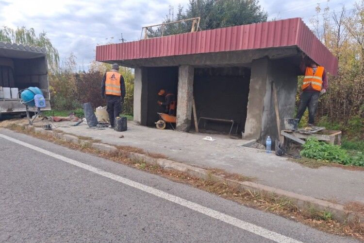 На дорогах Волині приводять до ладу зупинки громадського транспорту