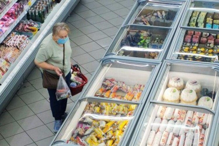 Підскочили ціни, населення біднішає: від яких продуктів відмовляються українці