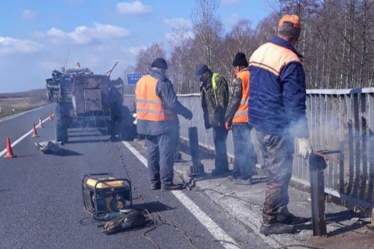 На волинських автошляхах латають ями (Фото)